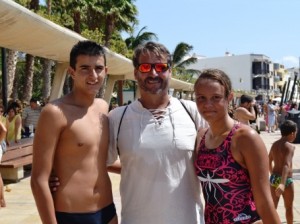 Raúl Santiago y Verónica Navarro, con el primer entrenador del CN Las Palmas